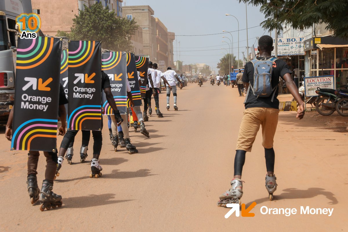OrangeBurkina's tweet photo. 𝗘𝗻𝘁𝗿𝗲 𝗻𝗼𝘂𝘀, 𝗰̧𝗮 𝗳𝗮𝗶𝘁 𝟭𝟬 𝗮𝗻𝘀 𝗾𝘂𝗲 𝗰̧𝗮 𝗱𝘂𝗿𝗲 !
C'est avec un réel plaisir que nous sommes descendu dans toutes les artères de Ouagadougou pour un vrai moment d'échanges et de partages avec nos clients.
#OrangeMoney https://t.co/BSZoAdBkCS
