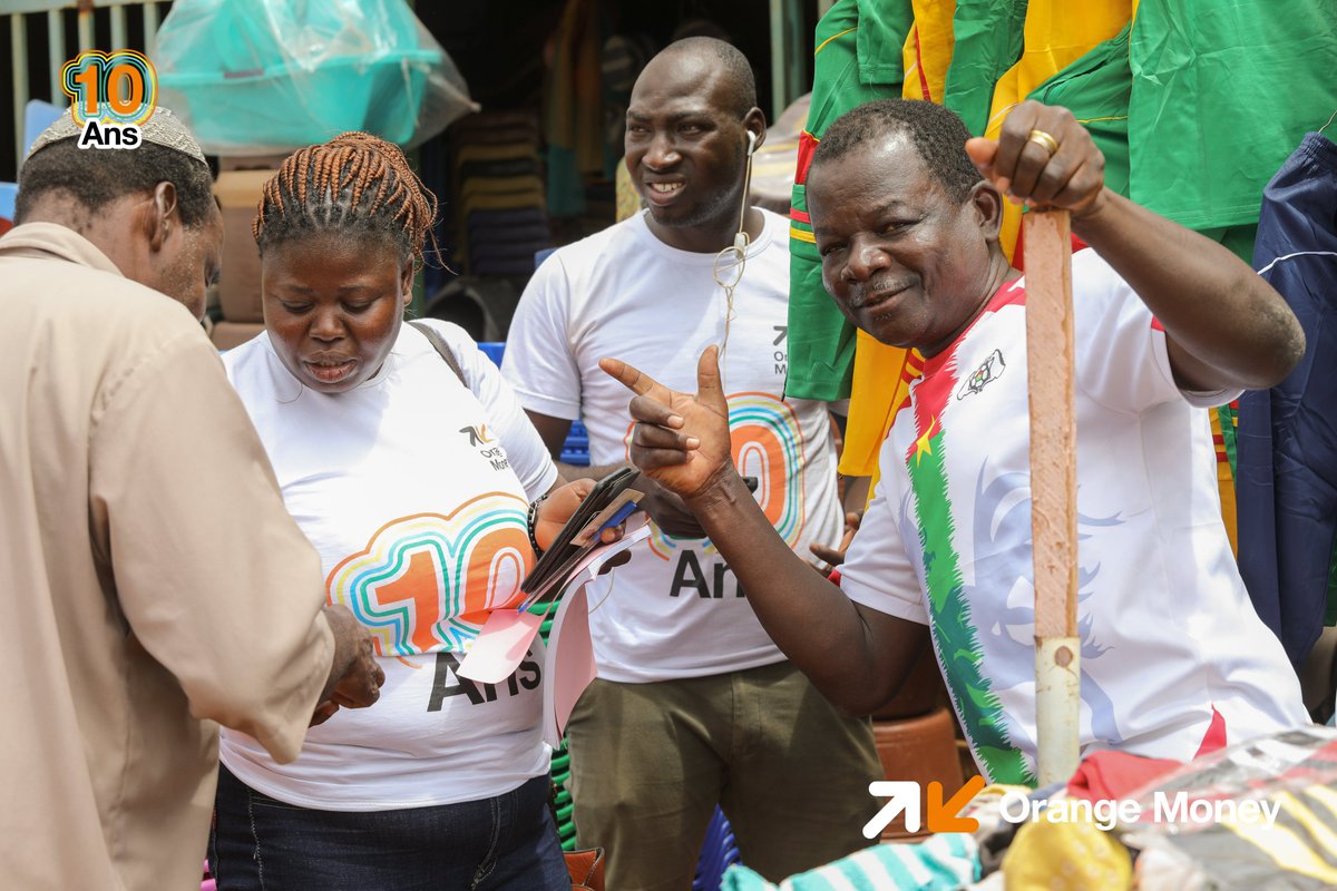 OrangeBurkina's tweet photo. 𝗘𝗻𝘁𝗿𝗲 𝗻𝗼𝘂𝘀, 𝗰̧𝗮 𝗳𝗮𝗶𝘁 𝟭𝟬 𝗮𝗻𝘀 𝗾𝘂𝗲 𝗰̧𝗮 𝗱𝘂𝗿𝗲 !
C'est avec un réel plaisir que nous sommes descendu dans toutes les artères de Ouagadougou pour un vrai moment d'échanges et de partages avec nos clients.
#OrangeMoney https://t.co/BSZoAdBkCS