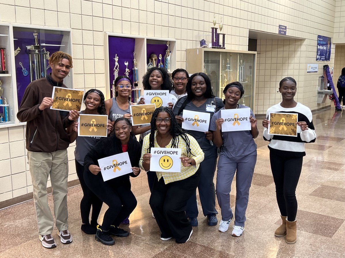 It was awesome to stop by @MinorHighTigers and see these 😁smiling faces ready to #givehope to those fighting #childhoodcancer.🎗️ @gonsoulinwalter @drchristrawick @HopeForAutumn