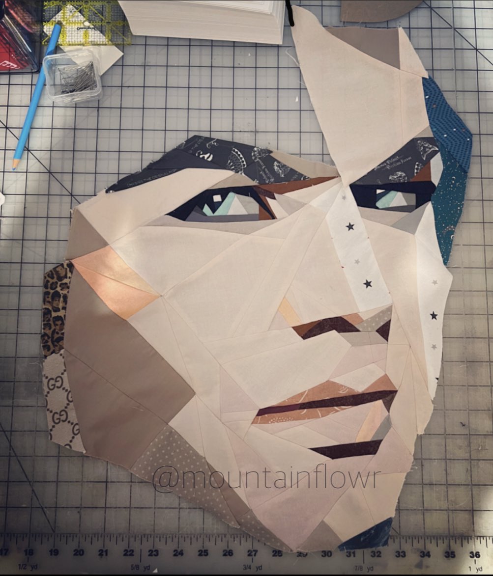 Mountainflowr's tweet photo. A little bit more progress. #quilting #foundationpaperpiecing #paperpiecing https://t.co/uJUmpMObbR