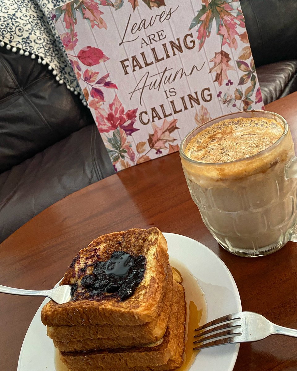 xo_itzanito's tweet photo. Since I didn’t get a chance to go to Dunkin, I figured I’d make my own coffee for #NationalCoffeeDay 😌 
#dalgona #icedcoffee #frenchtoast #blueberryfrenchtoast #breakfastfortwo https://t.co/o1vVZOLUlI