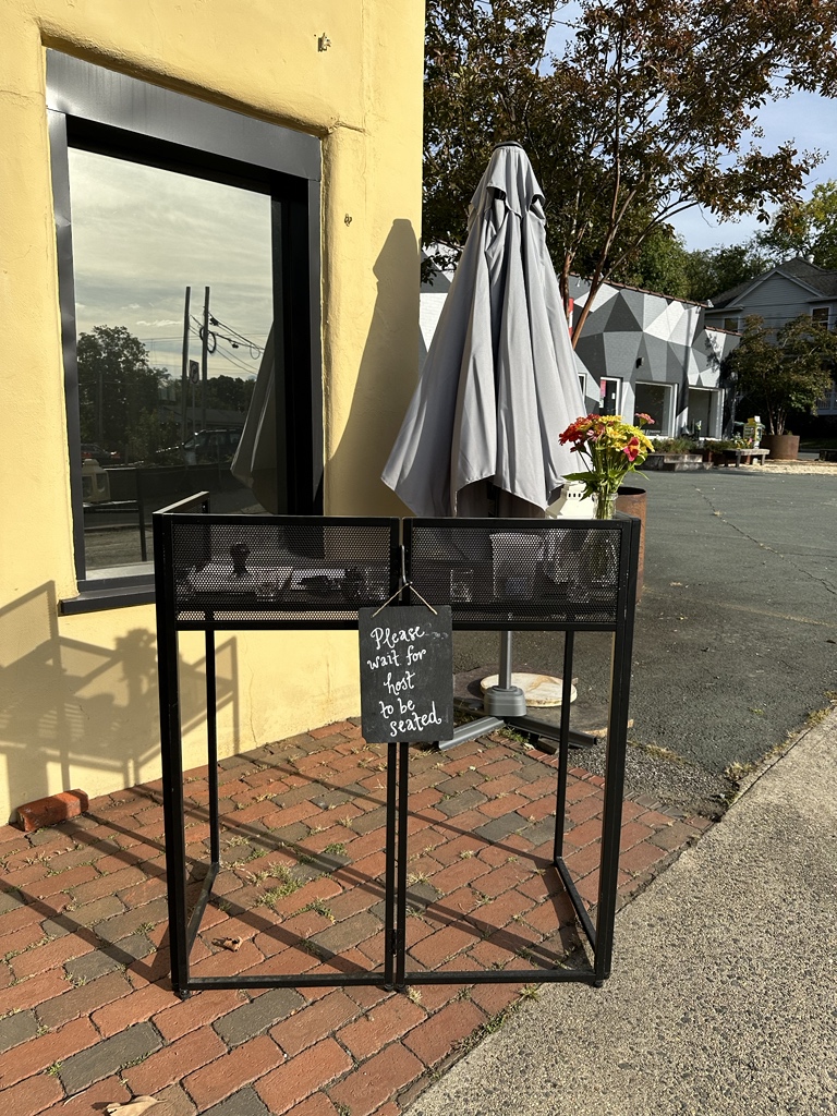 cvilleporchguy's tweet photo. #LampoTime https://t.co/oAwpKrZnfR