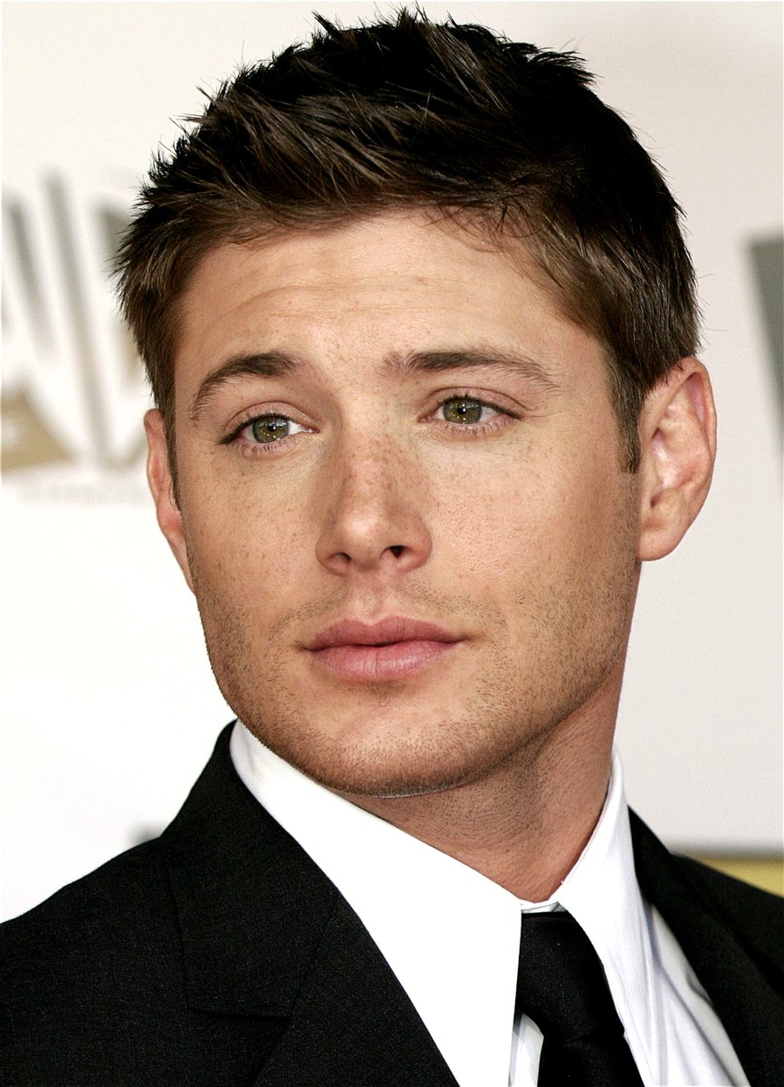 acklesism's tweet photo. jensen really gets finer by the second. he went from pretty boy to super dilf <3 https://t.co/djl98lRydK