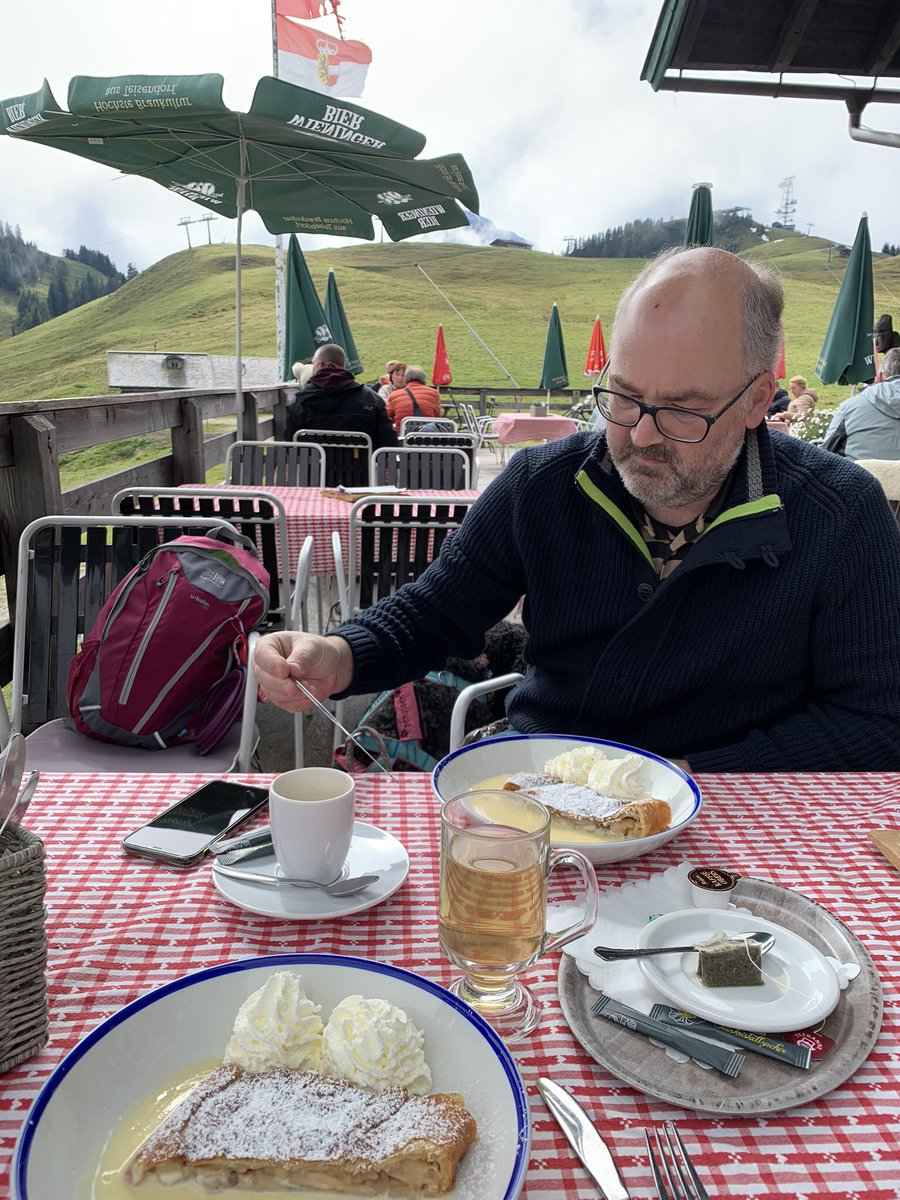 olea_francis's tweet photo. @Mwoph @barryterhorst Die hadden we al boven op de berg gehad. Nou ja, koffie, thee en overheerlijke apfelstudel. https://t.co/1ux90duFFf