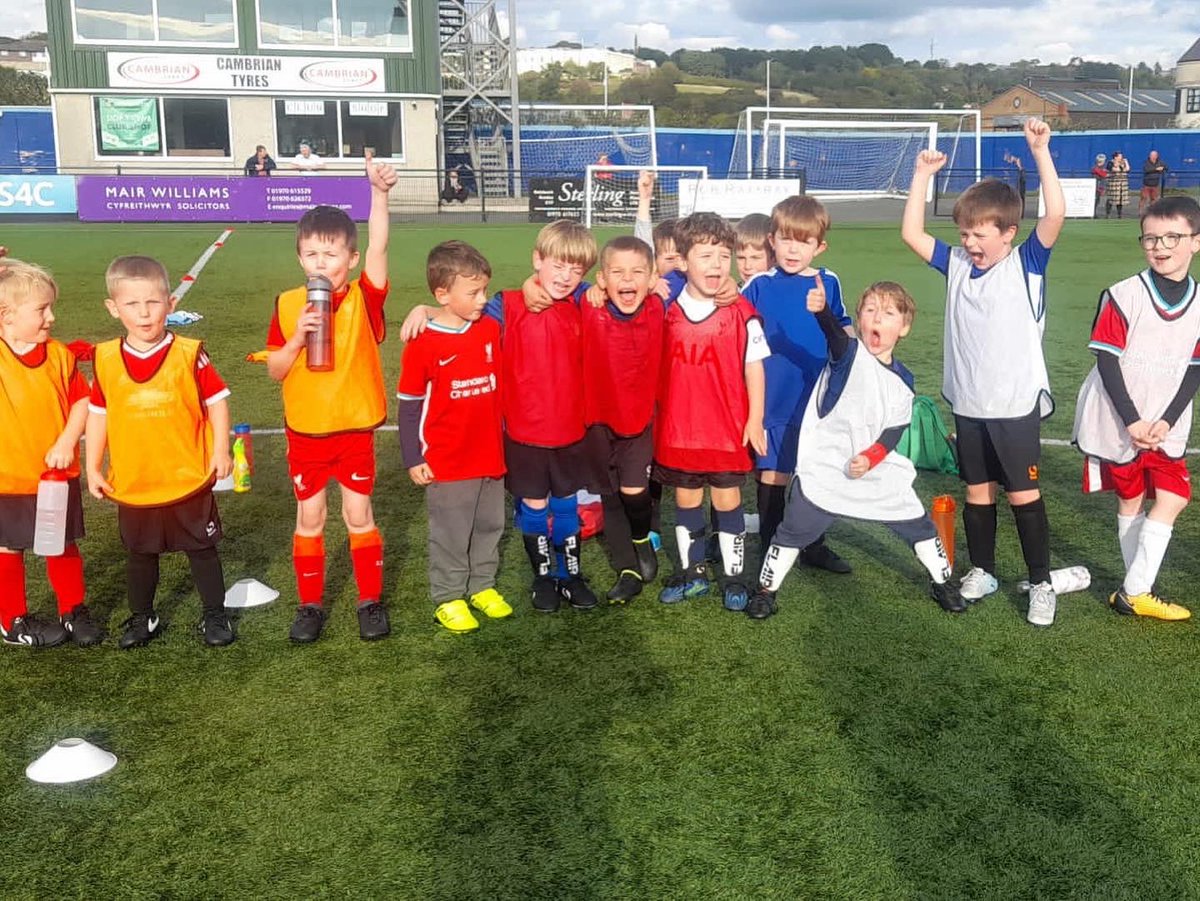 BmoCoaching's tweet photo. THURSDAY NIGHT FOOTBALL β½οΈ
Our first full BMO takeover at @aberystwythtown this evening! BMO Bears and our three Skill Centre squads for Year 2,3 & 4 πͺπ»
Over 60 players enjoying our player pathway! ππ»
Da iawn Arthur, Onno, Harri & Henry - Playerβs of the day! π
#bmocoaching https://t.co/NEtHJpqjLa