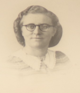 danyneudt's tweet photo. Nelly Delcourt. A peine 16 lorsque la guerre éclata. Elle s'engage comme informatrice dans la résistance. Plus tard, coursière pour Front de l'Indépendance. Nelly meurt le 30 sept '44 dans une accident de voiture au cours d'une action. Fuite pour la Gestapo ?
#hérosdelarésistance https://t.co/TpeojsfJda