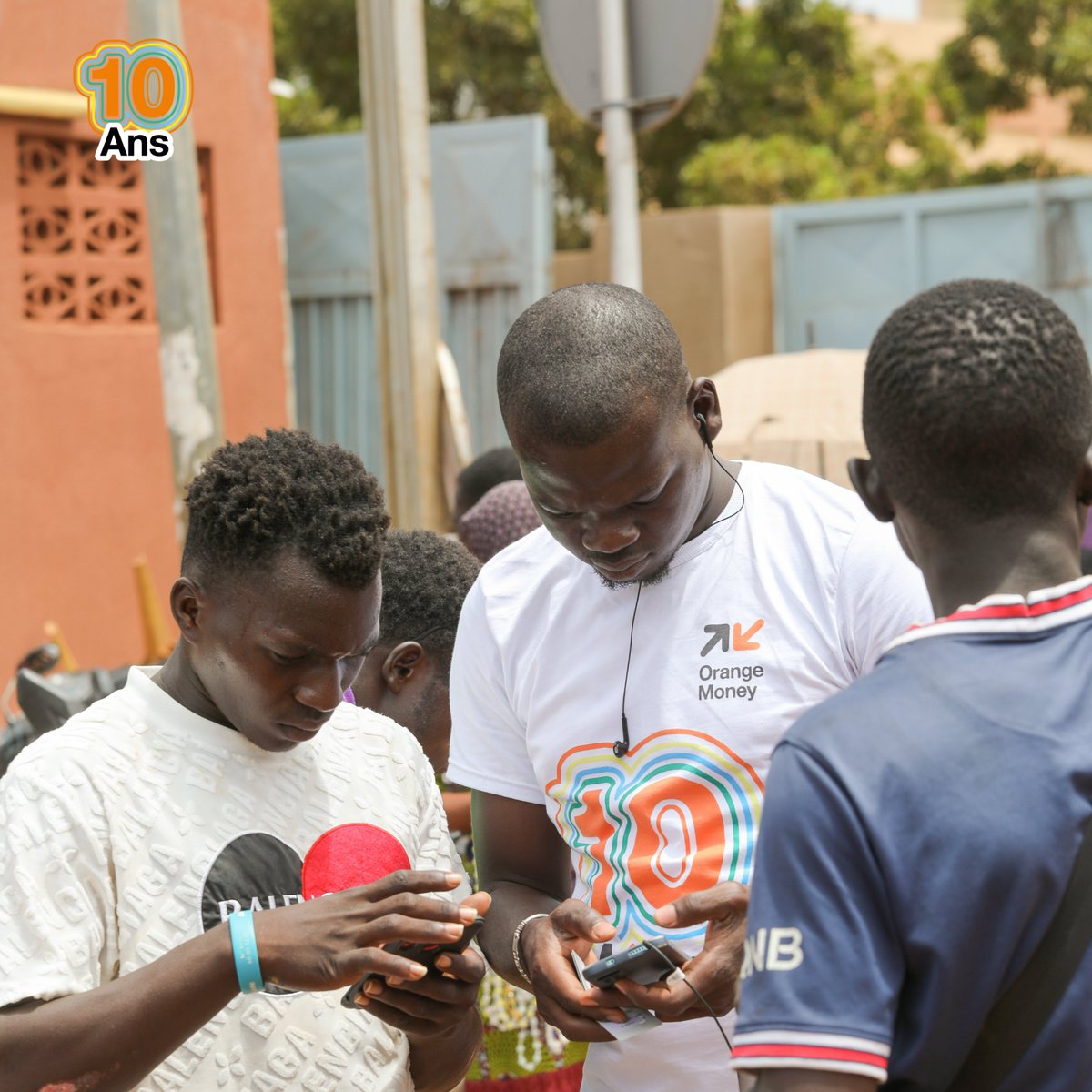 OrangeBurkina's tweet photo. 𝗘𝗻𝘁𝗿𝗲 𝗻𝗼𝘂𝘀, 𝗰̧𝗮 𝗳𝗮𝗶𝘁 𝟭𝟬 𝗮𝗻𝘀 𝗾𝘂𝗲 𝗰̧𝗮 𝗱𝘂𝗿𝗲 !
C'est avec un réel plaisir que nous sommes descendu dans toutes les artères de Ouagadougou pour un vrai moment d'échanges et de partages avec nos clients.
#OrangeMoney https://t.co/BSZoAdBkCS