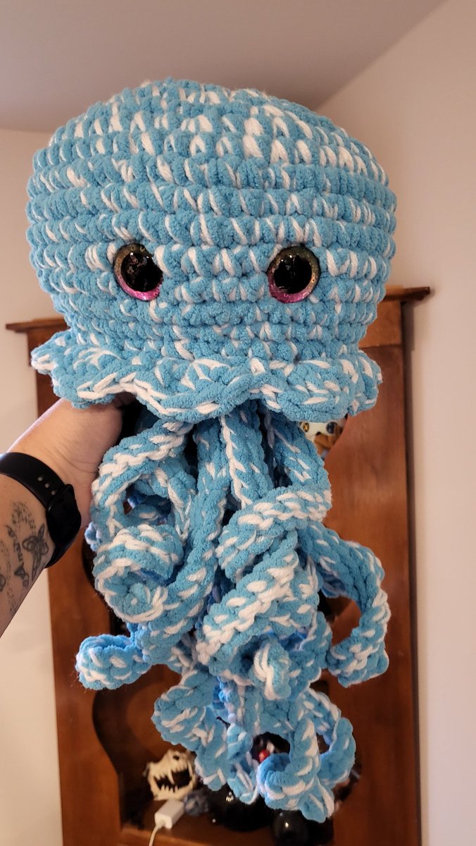 BookishMadHattr's tweet photo. This has been a hell of a week (& it's not even over yet), but I did manage to finish up a custom order
#customorder #offmyhook #crochet #crocheter #amigurumi #yarnlife #crocheteroftwitter #crochetjellyfish #jellyfish #handmade #handmadeisbest #shopsmall #supporthandmade https://t.co/p6xMhkHQ9D