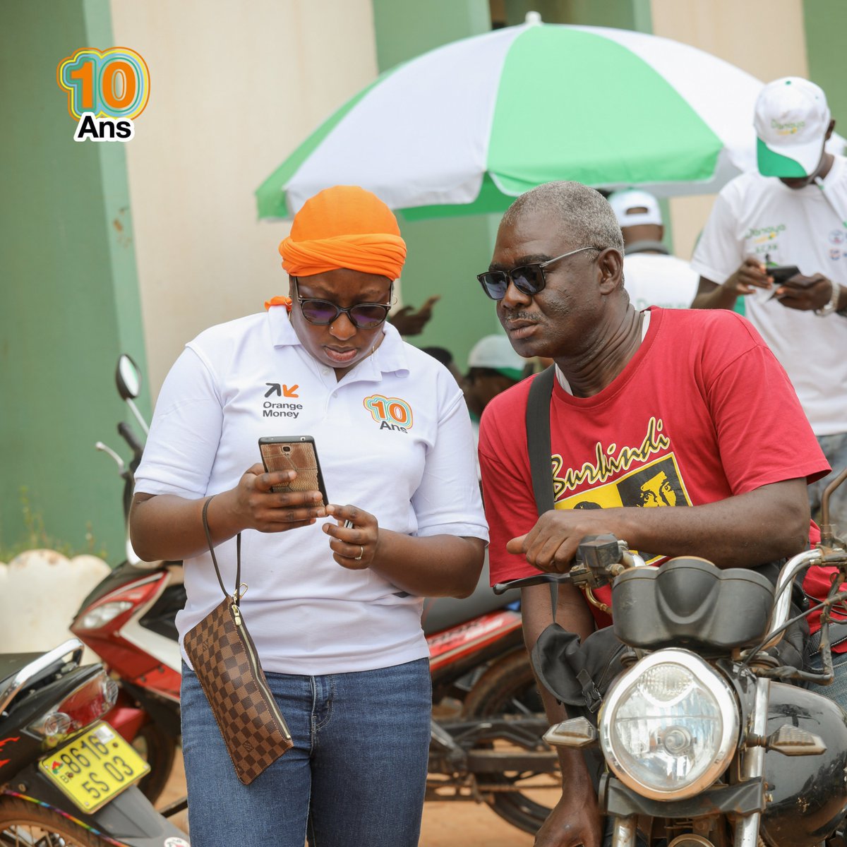 OrangeBurkina's tweet photo. 𝗘𝗻𝘁𝗿𝗲 𝗻𝗼𝘂𝘀, 𝗰̧𝗮 𝗳𝗮𝗶𝘁 𝟭𝟬 𝗮𝗻𝘀 𝗾𝘂𝗲 𝗰̧𝗮 𝗱𝘂𝗿𝗲 !
C'est avec un réel plaisir que nous sommes descendu dans toutes les artères de Ouagadougou pour un vrai moment d'échanges et de partages avec nos clients.
#OrangeMoney https://t.co/BSZoAdBkCS