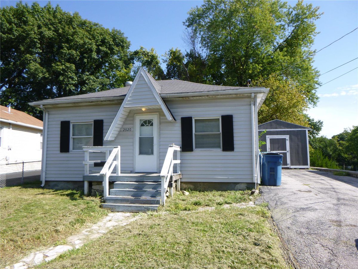 RemaxJill's tweet photo. Just Listed in #Alton #IL. 2920 Hillcrest Avenue! Please retweet!  https://t.co/wM5mzfyPgu https://t.co/80JEueLOwX