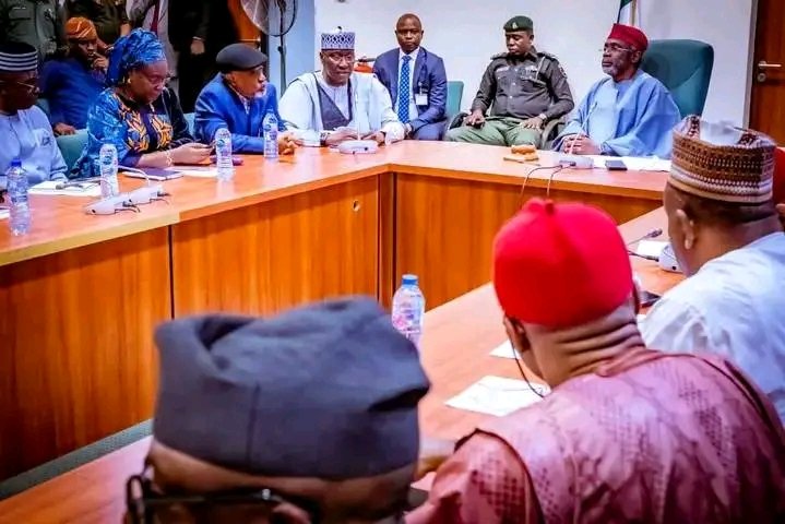 [UPDATE]: 🚨|🟣Meeting between the House of Representatives led by Speaker Femi Gbajabiamila, SGF, Minister of Labour, NITDA, Accountant General, DG-Budget and ASUU towards resolving the prolonged ASUU strike ongoing.

MEETING ON|✅

#ASUUstrike
#Big21
#EndAsuuStrike
#Asuu