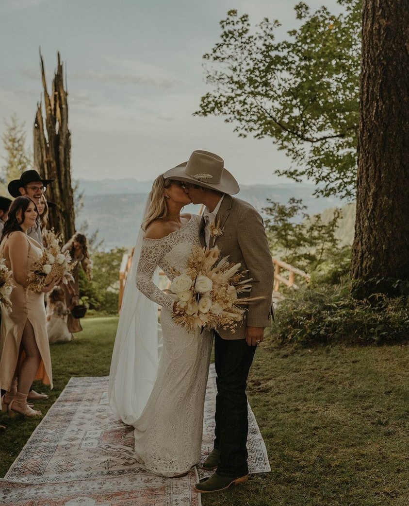 MTSilversmiths's tweet photo. Made for your most memorable days.
#MontanaSilversmiths #hatfeather #stickafeatherinyourhat #weddinglook #weddingstyle #weddingday #weddingaccessories #groom #westernwedding #westernstyle #mensaccessories #mensjewelry #felthat https://t.co/ZUXCVgnDf8