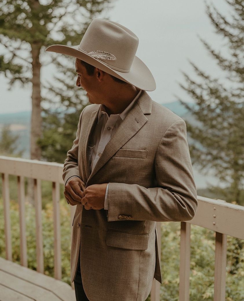 MTSilversmiths's tweet photo. Made for your most memorable days.
#MontanaSilversmiths #hatfeather #stickafeatherinyourhat #weddinglook #weddingstyle #weddingday #weddingaccessories #groom #westernwedding #westernstyle #mensaccessories #mensjewelry #felthat https://t.co/ZUXCVgnDf8