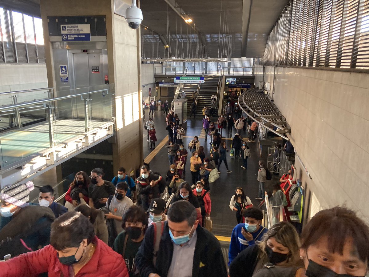 JaimeCuyanao's tweet photo. Acaban de evacuar a la gente de estación Grecia del metro de Santiago, por que una persona se tiro a la línea.
Y los comentarios afloraron de inmediato, “si se van a matar, por qué no se matan más temprano??”
Así de maldito está este país 🇨🇱 https://t.co/kF7d68SuXX