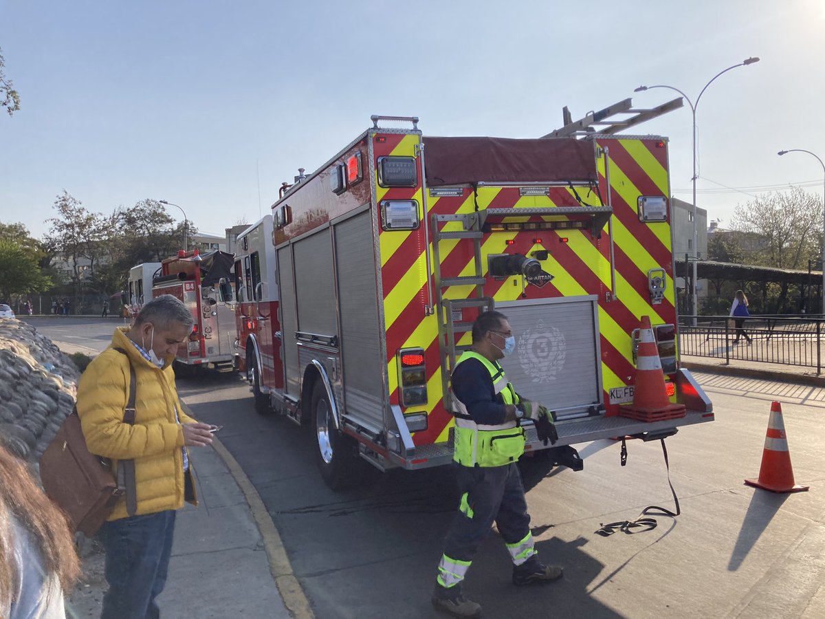 JaimeCuyanao's tweet photo. Acaban de evacuar a la gente de estación Grecia del metro de Santiago, por que una persona se tiro a la línea.
Y los comentarios afloraron de inmediato, “si se van a matar, por qué no se matan más temprano??”
Así de maldito está este país 🇨🇱 https://t.co/kF7d68SuXX