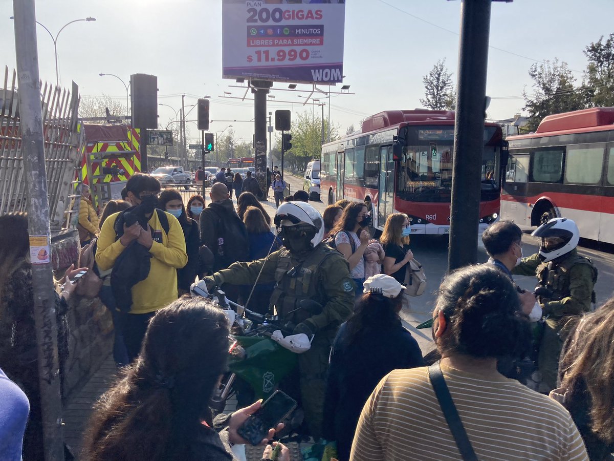 JaimeCuyanao's tweet photo. Acaban de evacuar a la gente de estación Grecia del metro de Santiago, por que una persona se tiro a la línea.
Y los comentarios afloraron de inmediato, “si se van a matar, por qué no se matan más temprano??”
Así de maldito está este país 🇨🇱 https://t.co/kF7d68SuXX