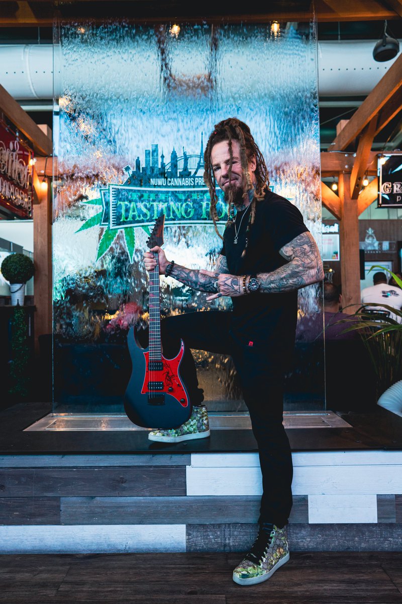 NUWULV's tweet photo. September 30th is the last day to put in for this autographed signature guitar by @LoganDarthMader
Buy any @22redla product and get a raffle ticket to win this unique prize!
🚀DO NOT MISS OUT!
#nuwu #22red #lounge #vegas #cannabisnews #machinehead #lasvegas #soad #shavo https://t.co/auZa2Uf6xP