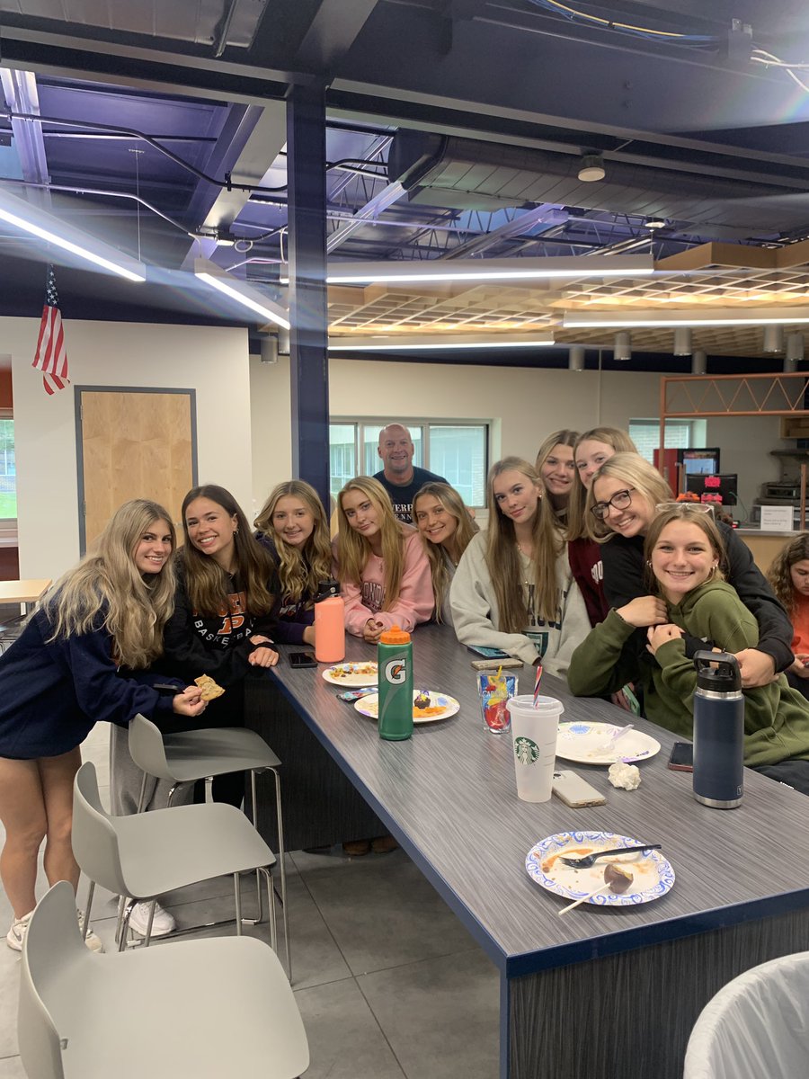 Not only can these girls play tennis but they can cook! Best of luck tomorrow to our Varsity girls 💪🏼