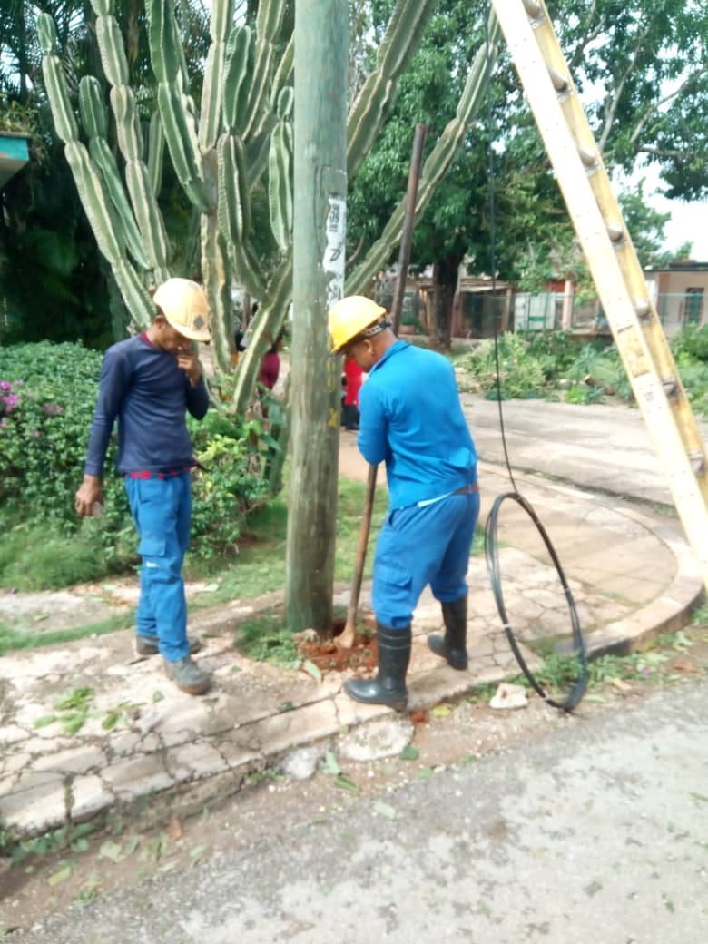 LeidyArtemisa's tweet photo. Otra jornada de intenso trabajo mientras las cifras de interrupciones se van reduciendo en #Artemisa. Aqui no se rinde nadie! #EsteEsNuestroAzul https://t.co/WKKlL3scQF