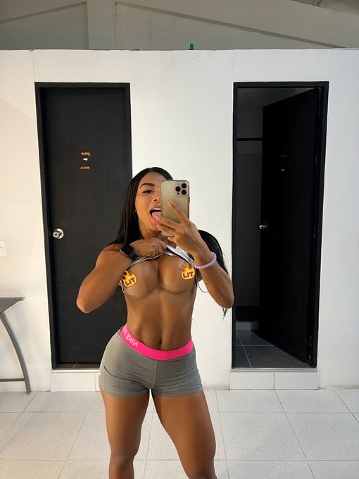 finishing my training routine 🏋🏾&zwj;♀️😈 🔥do you want to train with me ? https://t.co/jkws5K1znV 🔥🔥 https://t