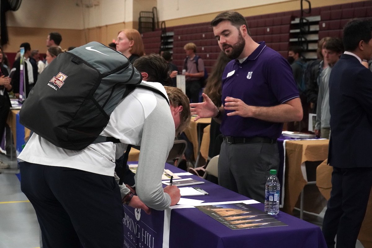 BCHigh's tweet photo. Our students had the chance to meet with over 125 colleges from around the world today in our own gymnasium 🌎 https://t.co/AcxFJ4rwYG