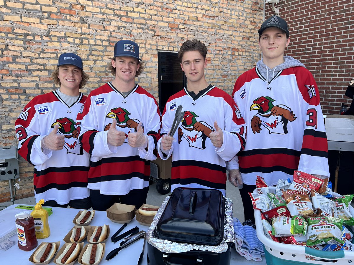 AberdeenWings's tweet photo. We're downtown at Malchow Plaza right now until 7pm! Swing on down for a hotdog and some hang time with the dogs at the #PupCrawl in #AberdeenSD!
#WingsWay #community #VisitSD @VisitAberdeenSD #RoosterRush https://t.co/7vlfqn3Zrx