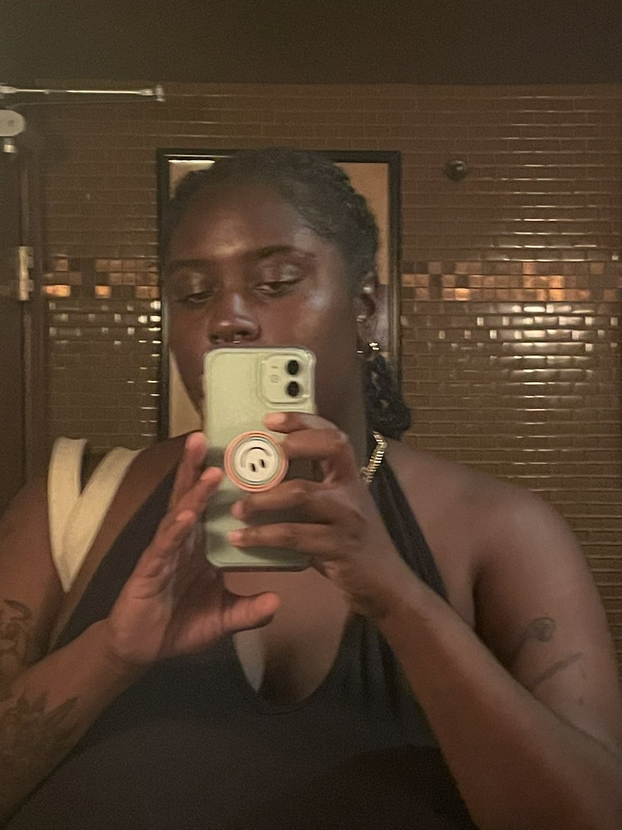 emery 🌙 (they/them) tweet media