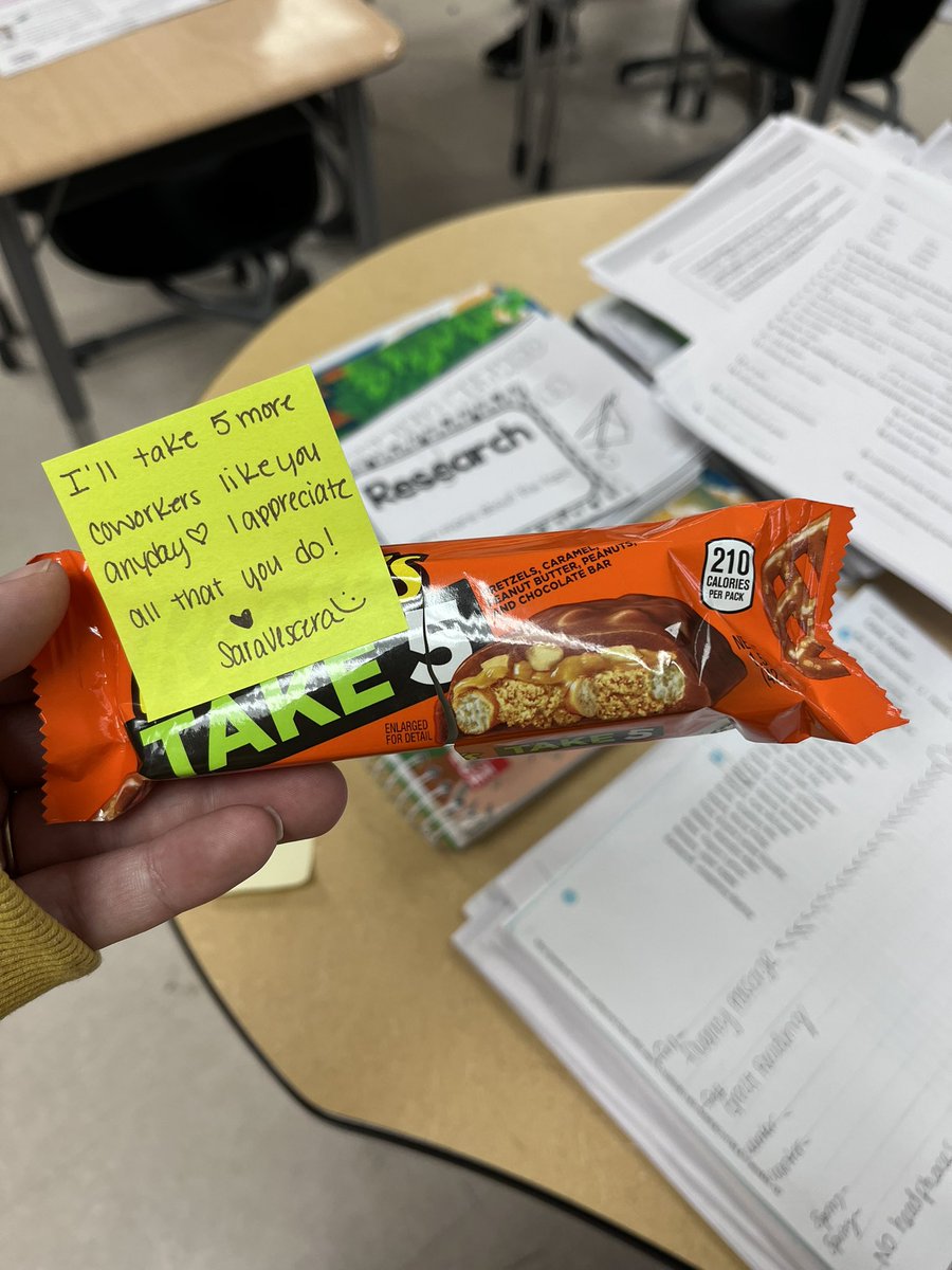 MrsHoodWCS's tweet photo. What a sweet treat! Thanks boo! 😘#lincolnpride #raiders @MrsVescera_WCS @warrenschools https://t.co/ooQnI5m6Bv