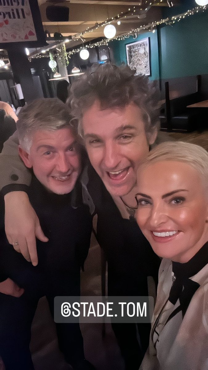 BellaBunFace's tweet photo. @TomStadeComic so good to finally meet you @KarlosTheFrog https://t.co/IOMTWos0Pj