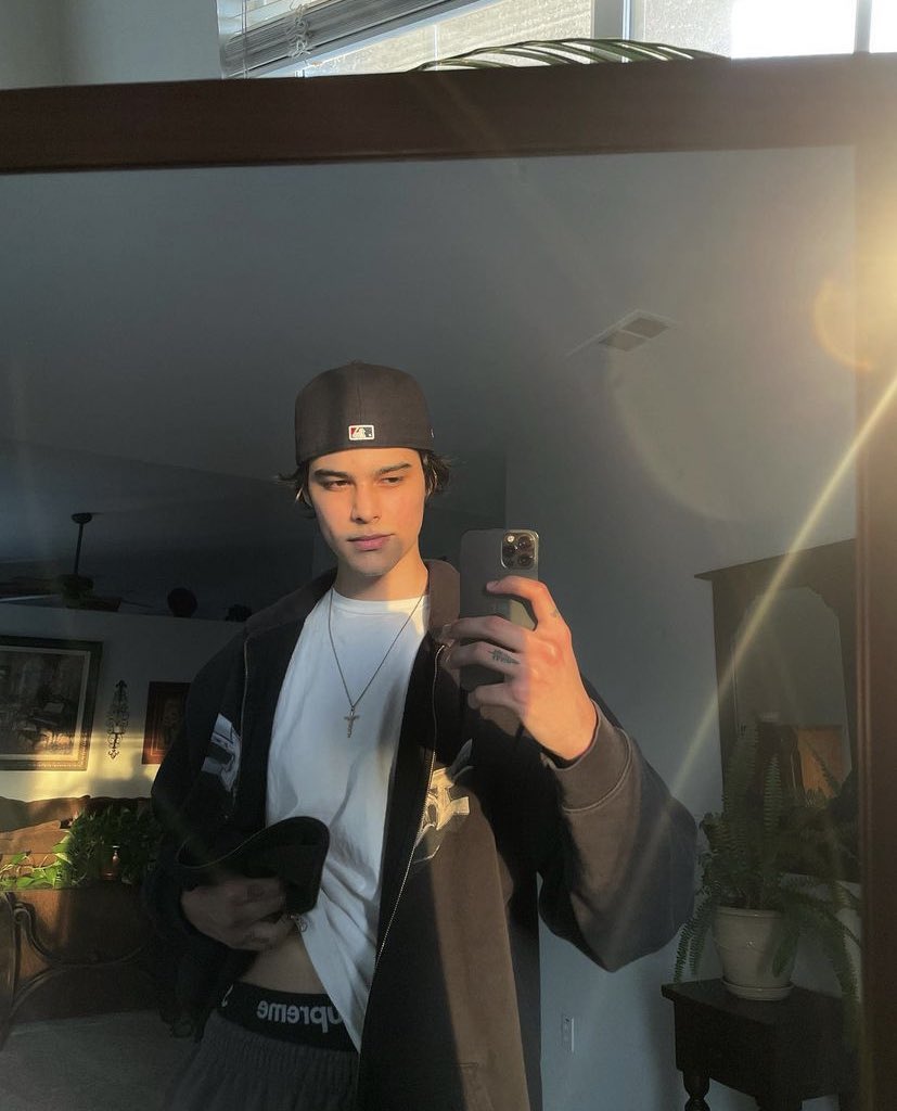 maxIockwood's tweet image. – max avery lockwood  
— maxlockwood.carrd.co