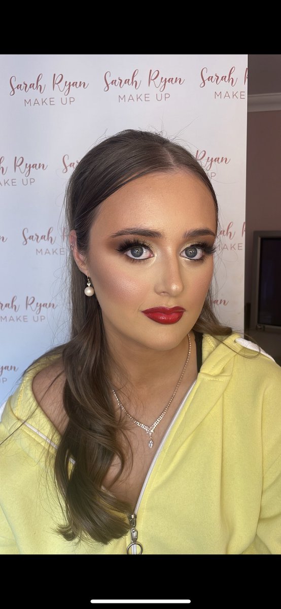SarahRyMcc's tweet photo. Subtle brown and gold eyeshadow with a bold red lip ❤️ perfect for any occasion🤩 #makeup #mua #beauty #beautyspatus #creative @MajellaGolden @TUS_BH https://t.co/Gtsoco9zF3