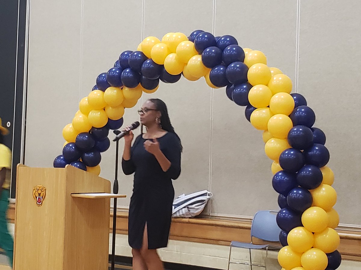 EricGordon_CEO's tweet photo. Congratulations to @EuclidPark216 for the opening of @CLEMetroSchools' 5th @Verizon Innovation Learning grant school! 120 5th through 8th grade scholars will receive iPads and the school will have a new STEM fabrication lab installed! #CelebrateCMSD #GetMore https://t.co/4gV3UDtd91