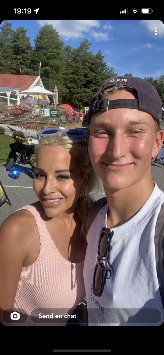 skgbwisngisn tweet media