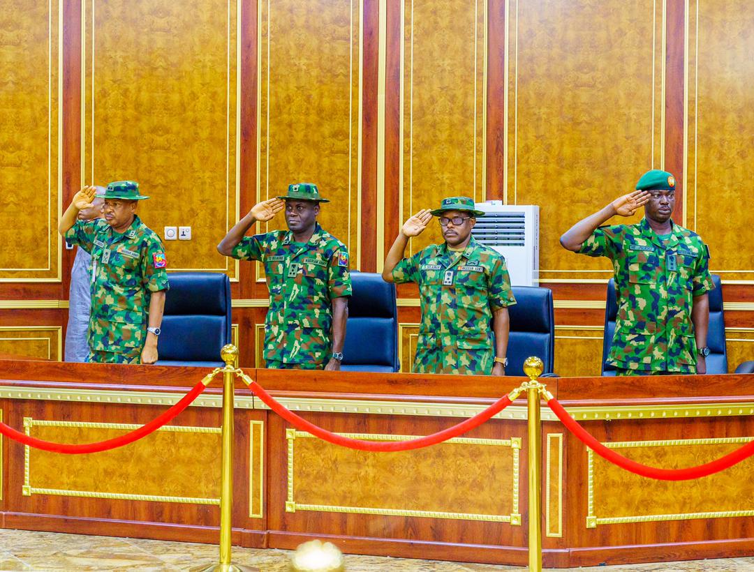 Hope_Uzodimma1's tweet photo. I was delighted to receive the General Officer Commanding (GOC) 82 Division Nigerian Army, Major General U. T. Musa at the Exco Chambers today.

The volatile nature of security across the South East has made it imperative for our security agencies to rise to the occasion. https://t.co/SNgsMkB9o2