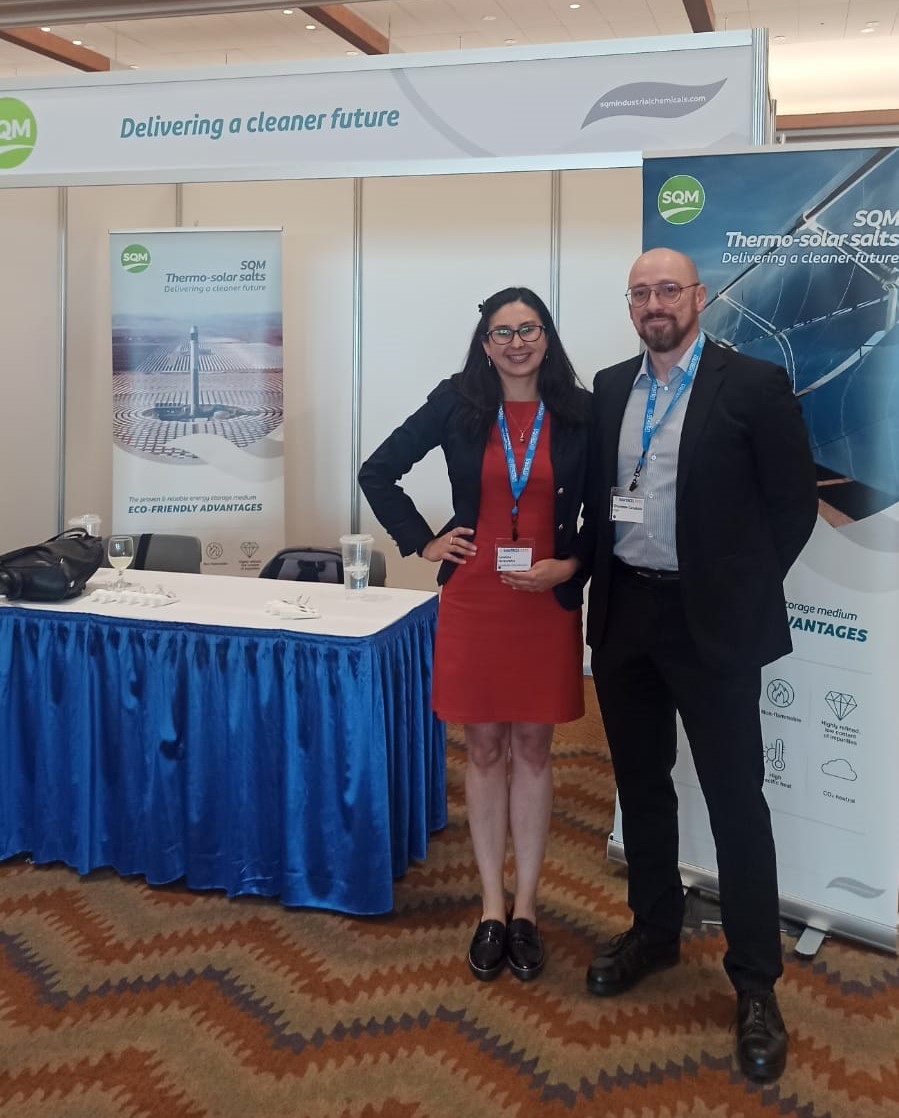 Nuestra Investigadora de Sistemas Solares Térmicos y experta en CSP Catalina Hernández junto a Giuseppe Casubolo de SQM presentes en 28va versión de #SolarPACES2022 en Estados Unidos, conversando sobre el uso de sales fundidas en el #almacenamientotérmico en las plantas de CSP