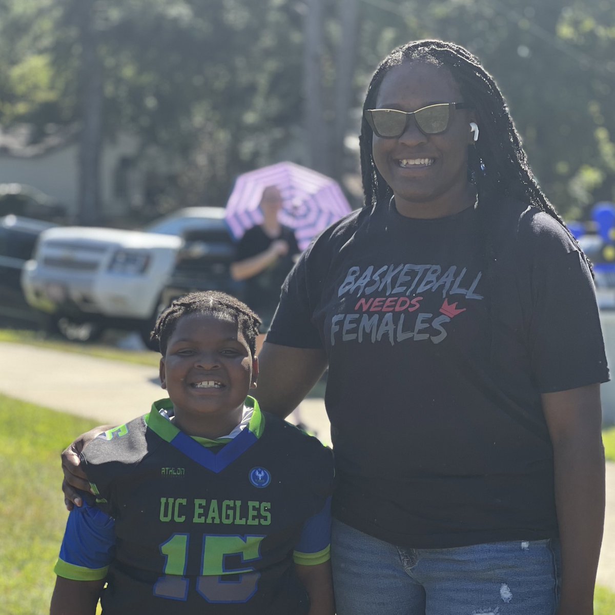 BookersBunch's tweet photo. I tell my students to bring me their game schedules and I’ll try my best to show up…AND I DID!! Made my day 10x better when I ran into one of my former students. @SLLewisES @LashondaStorr @SheralynShepard @MakingMath_WORK @TeachSmarties https://t.co/1sSWTNH2t4