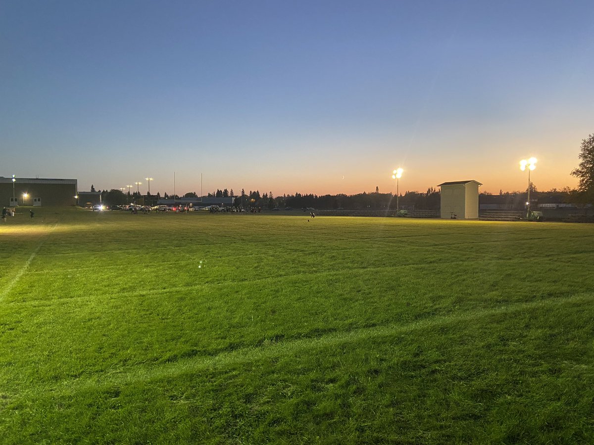 Who’s read for Thursday Night Lights?!  kickoff is at 7:00 TONIGHT (Sept 29/22) vs the Nipawin Bears #AllOfTheLights #CometNation #MelfortFootball #9man <a href="/FootballSask/">Football Sask</a>