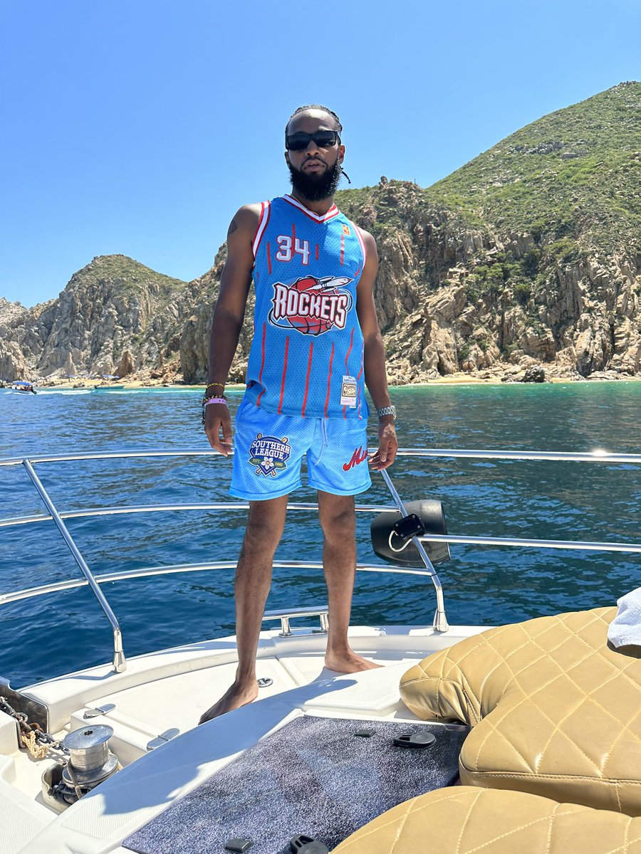 _thegoodlife's tweet photo. 3rd country in 5 months with the GVNG!! 🤟🏾🏝️

#cabo #mexico #pesopapi #turnvacationintoalifesytle https://t.co/JRyAppxLBk