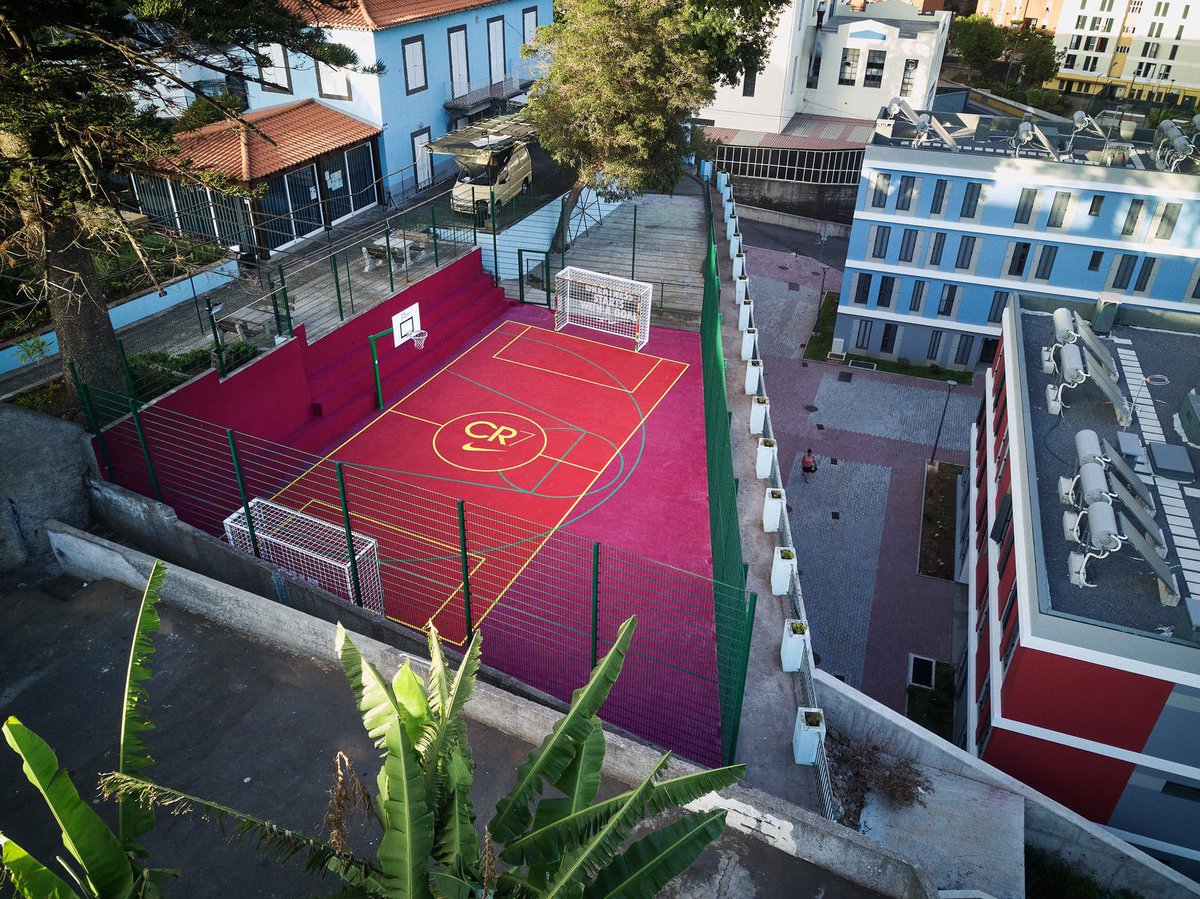 ActuFoot_'s tweet photo. Ce terrain de five Nike en hommage à Cristiano Ronaldo à Madère. 🇵🇹🤩 https://t.co/H3EcevOq0t