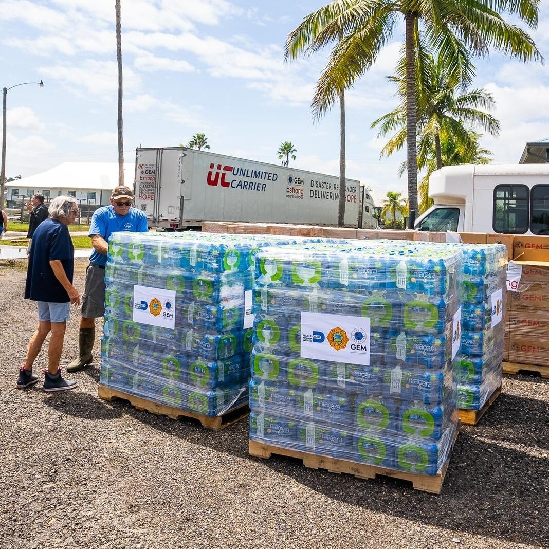 amazonnews's tweet photo. Thanks to our partners @GEMmissions for distributing Amazon water donations in Fort Meyers following #Ian. We're in touch with communities to learn what else they need and how we can help. For customers who want to donate, we've set up a portal here: https://t.co/Q4T8fOK8GM https://t.co/kkcMIAOer5