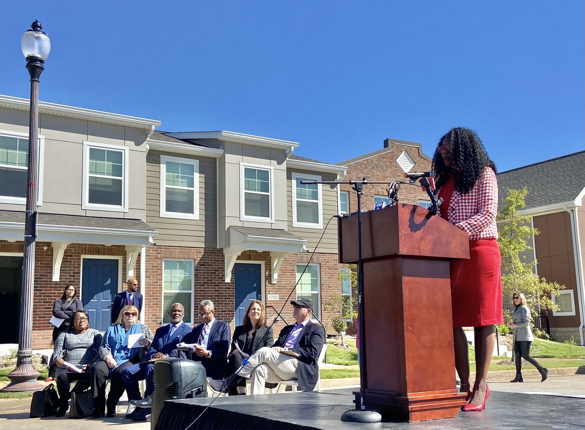 stlmayor47's tweet photo. This afternoon, I joined @HUDgov, Ald. @Pageforward5, @McCormackBaron, and neighborhood residents for the grand opening of Preservation Square. These 695 mixed-income apartment homes will strengthen the community and help connect St. Louisans to good-paying jobs in #DowntownSTL. https://t.co/atGtwjGYy0