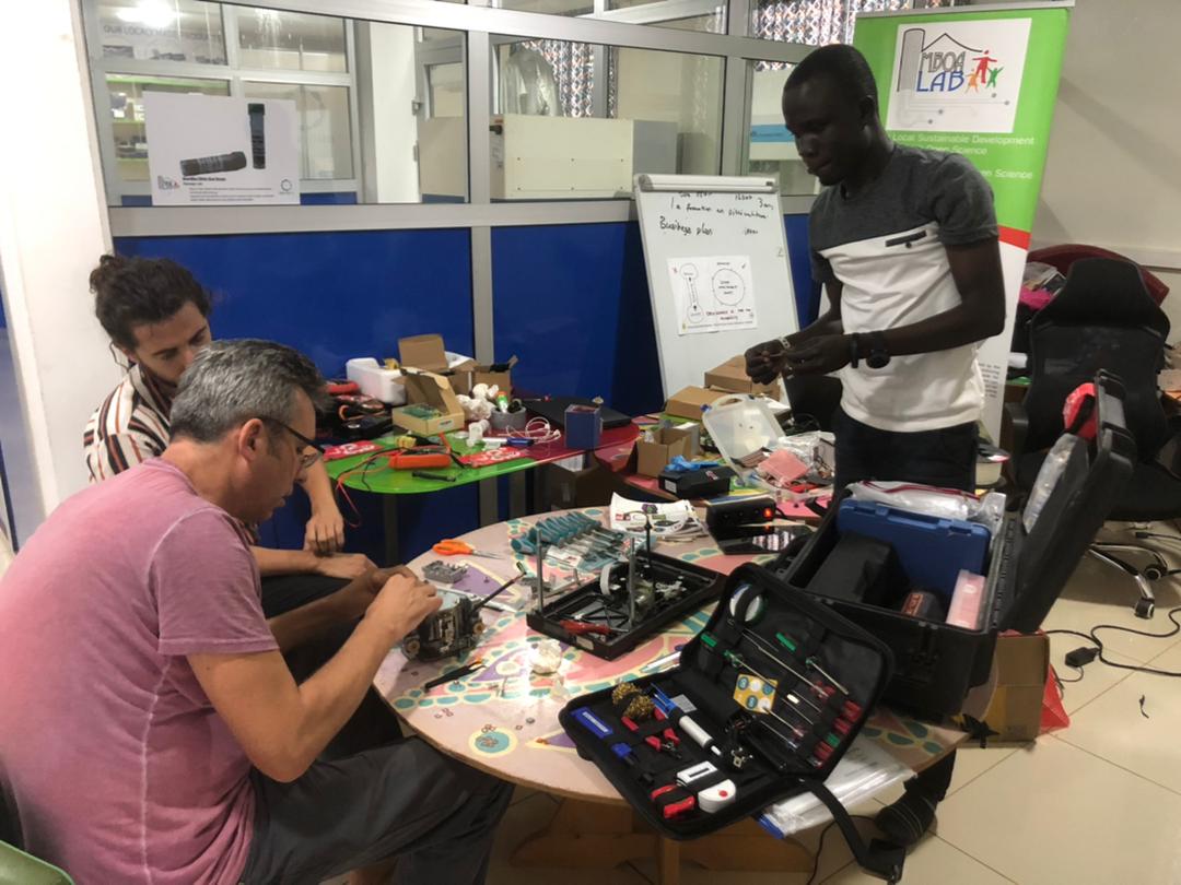 MaliamunguRich4's tweet photo. We are fixing this lab weighing scale with my new friends @fransco quero , CRI - Paris,  France and @URS Gaudenz,  Gaudilab , Switzerland using the mobile training kit ( #ASKotec ) at the @LabMboa 
@AfricaOSH 
@GOSHCommunity 
@intertwilight 
#ASKnet 
@DefyhatenowWCA 
#SSOT https://t.co/pv6vNznxQn