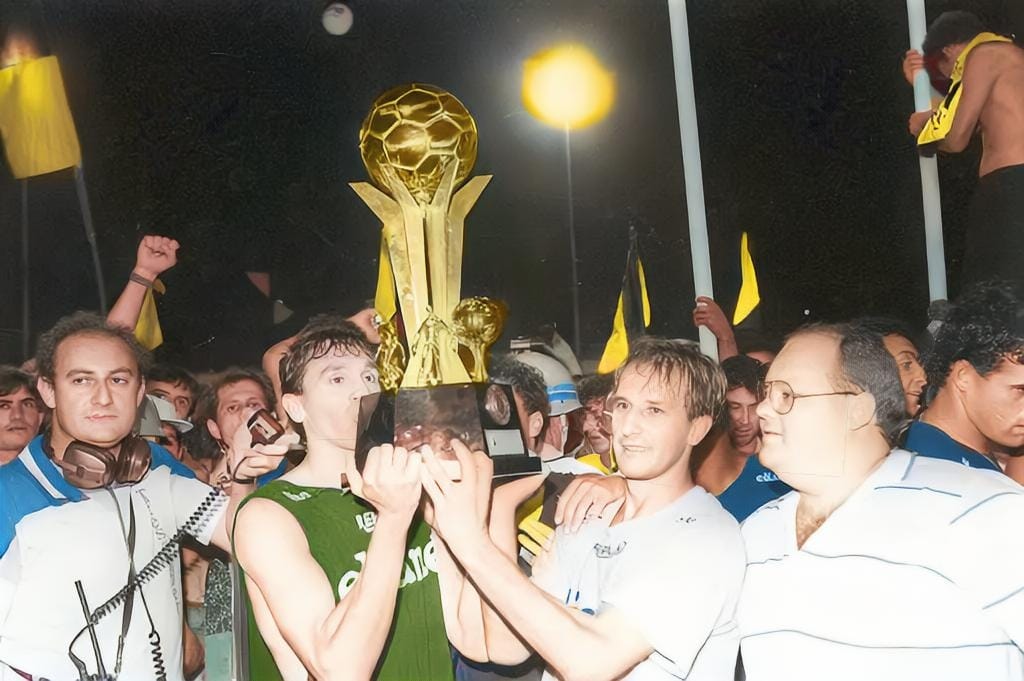 O #tbt de hoje é para o PRIMEIRO título de um clube de fora das capitais! 🏆

Em 1️⃣9️⃣9️⃣1️⃣, o <a href="/CriciumaEC/">Criciúma E.C. 🐯</a> fez bonito e me conquistou de forma INVICTA! 🐯

Saca só a reconstituição irada que o @nostalgiafutbolera fez!

📸: Antônio Carlos Mafalda / Agencia RBS

🎨: @nostalgiafutbo1