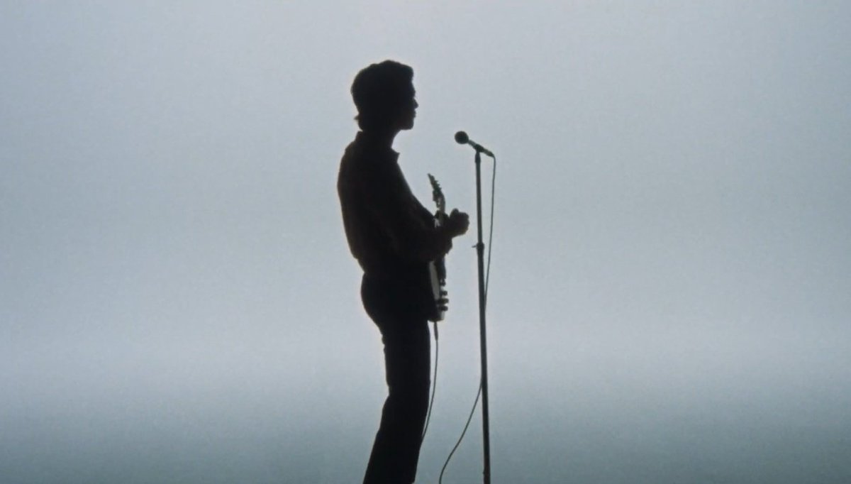 __alesilvx's tweet photo. Alex Turner em “Body Paint”, esse é o tweet https://t.co/w6E9scrqav
