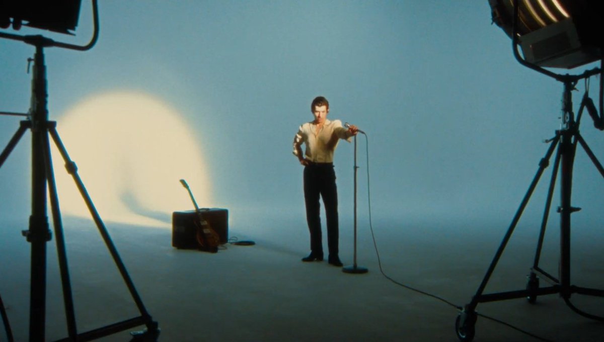 __alesilvx's tweet photo. Alex Turner em “Body Paint”, esse é o tweet https://t.co/w6E9scrqav