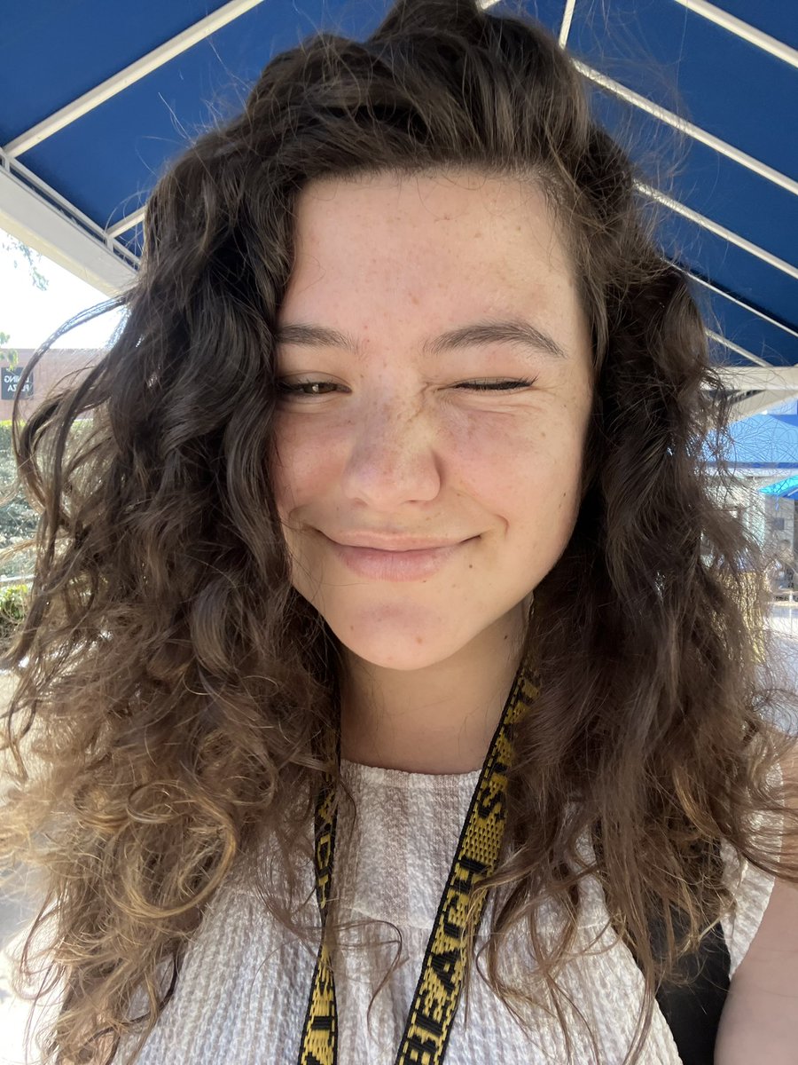 pjsmittyy's tweet photo. when it’s a good hair day but your friends wanna go to the beach later https://t.co/fPXuUgJrvx