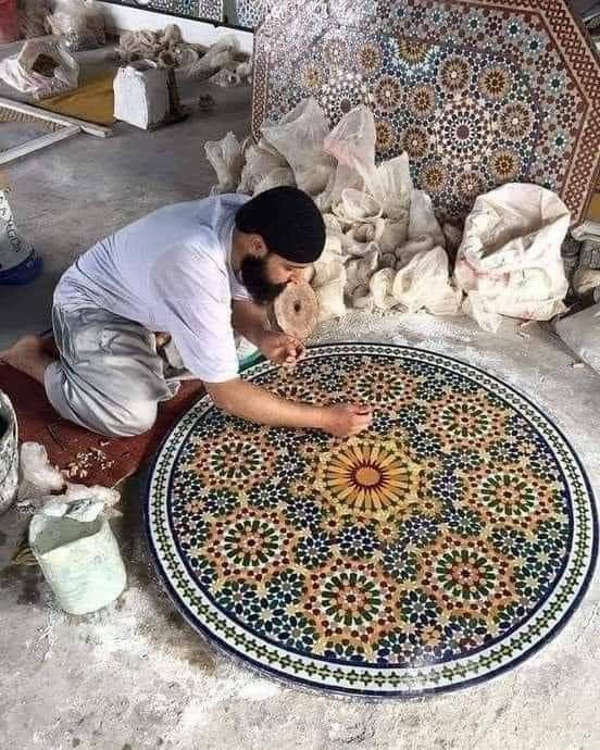 elrhidani's tweet photo. حماية التراث المغربي 🇲🇦 يجب أن تبدأ بوضع حد لنزيف اليد العاملة التي تنقل هذه اللوحات بشكل عشوائي خارج المغرب .

يجب تــأطير "الصنــاع" و مواكبتهم من طرف الدولة , حتى تكون لديهم اتحادات و دور خاصة بكل "صنعة" تحمل توقيعا و إسما مسجلا..حتى لا نكون نُهبة لكل من هب ودب .

#المغرب_اولا https://t.co/VYt8g1KUr2