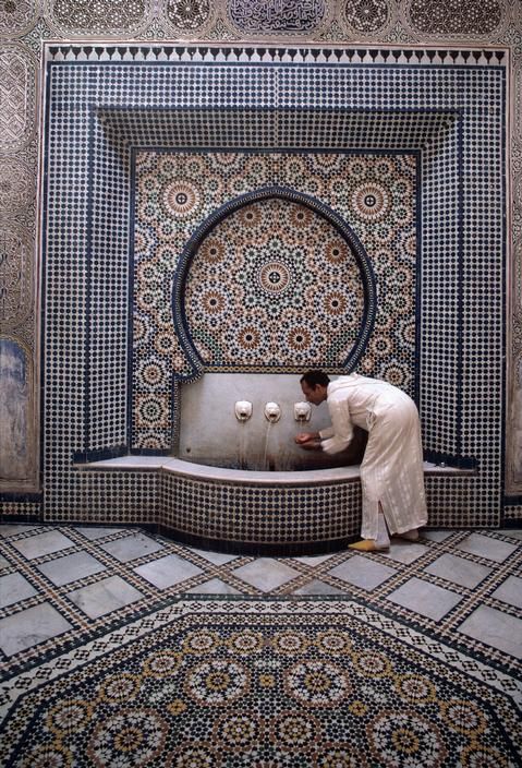 elrhidani's tweet photo. حماية التراث المغربي 🇲🇦 يجب أن تبدأ بوضع حد لنزيف اليد العاملة التي تنقل هذه اللوحات بشكل عشوائي خارج المغرب .

يجب تــأطير "الصنــاع" و مواكبتهم من طرف الدولة , حتى تكون لديهم اتحادات و دور خاصة بكل "صنعة" تحمل توقيعا و إسما مسجلا..حتى لا نكون نُهبة لكل من هب ودب .

#المغرب_اولا https://t.co/VYt8g1KUr2