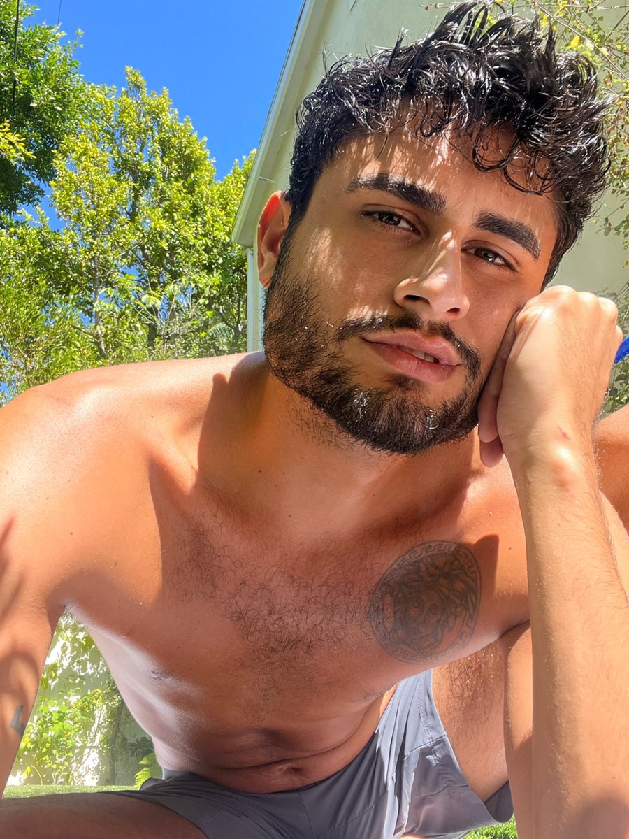 The sun makes me horny 🌞