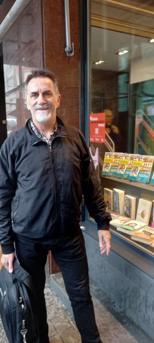 manu etxeberria s. (@manuetxebe) on Twitter photo Zoragarri Bilboko nire liburuaren aurkezpenean. Elkar liburudendako areto ederrean, eta hango langile atseginekin.
Azkenean, bestewk beste,hiru arraunlari historikoekin solasean: Montosa, Agus Alarcón eta Melky Verduras. Pertsona jator askoak.
Mila esker denoi. Zoragarri Bilboko nire liburuaren aurkezpenean. Elkar liburudendako areto ederrean, eta hango langile atseginekin.
Azkenean, bestewk beste,hiru arraunlari historikoekin solasean: Montosa, Agus Alarcón eta Melky Verduras. Pertsona jator askoak.
Mila esker denoi.